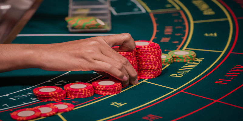 Chi tiết luật đánh bài Baccarat cơ bản cho ai chưa biết